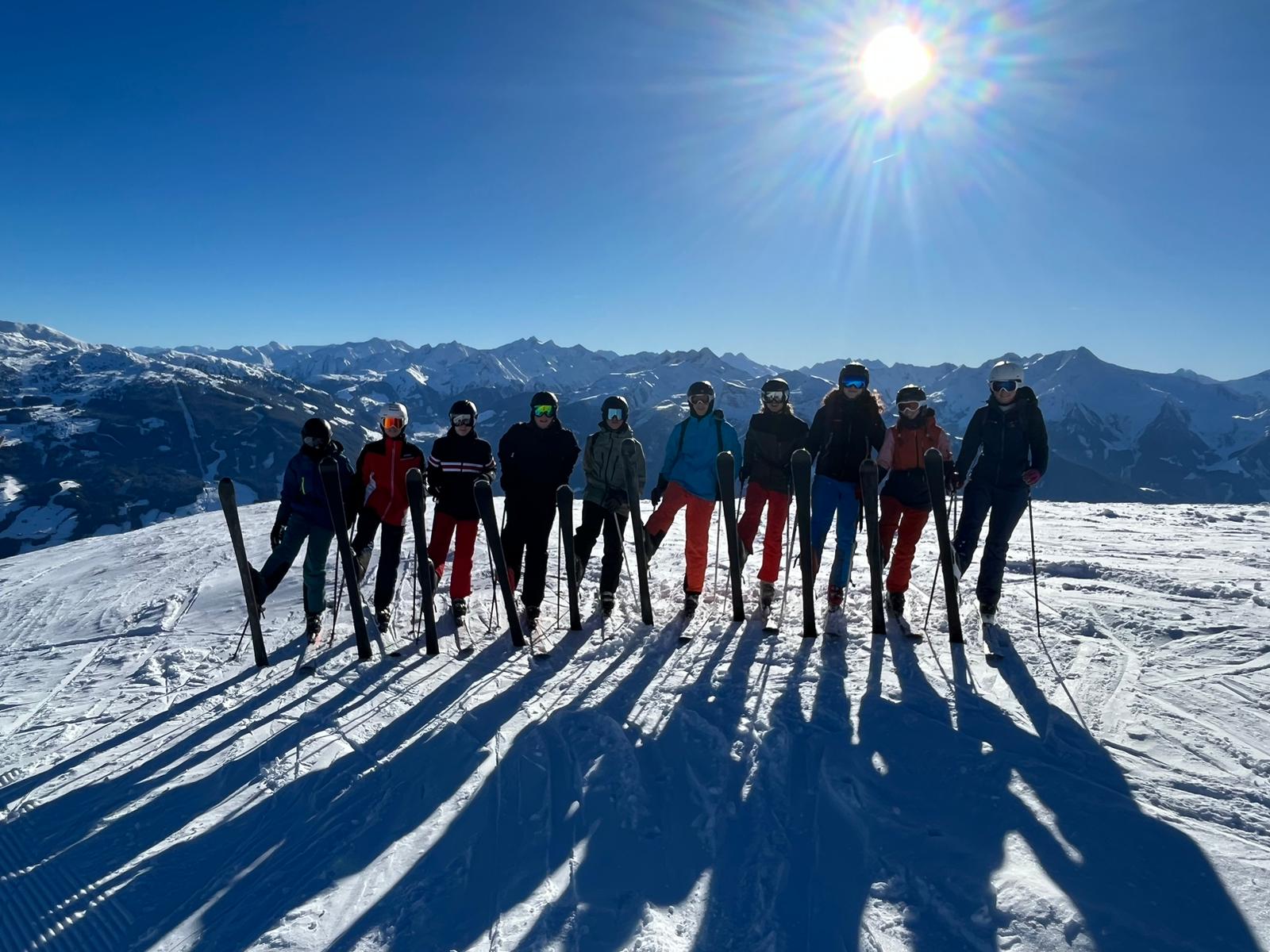 Gruppenbild mit Ski.jpg